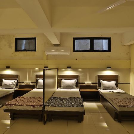 Night Halt Dormitory Ahmedabad Eksteriør billede