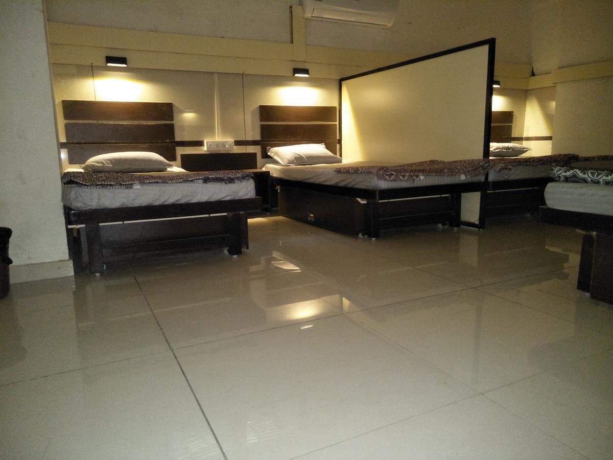 Night Halt Dormitory Ahmedabad Eksteriør billede