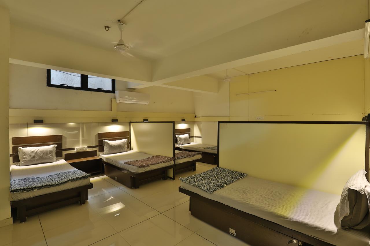 Night Halt Dormitory Ahmedabad Eksteriør billede