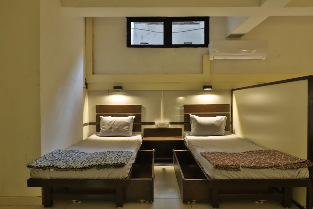 Night Halt Dormitory Ahmedabad Eksteriør billede