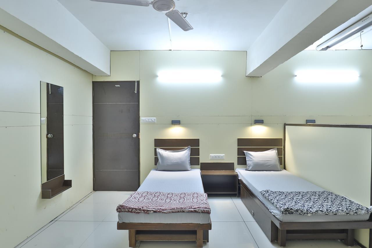 Night Halt Dormitory Ahmedabad Eksteriør billede