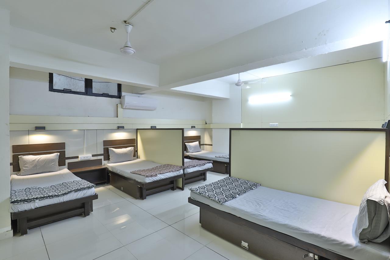 Night Halt Dormitory Ahmedabad Eksteriør billede