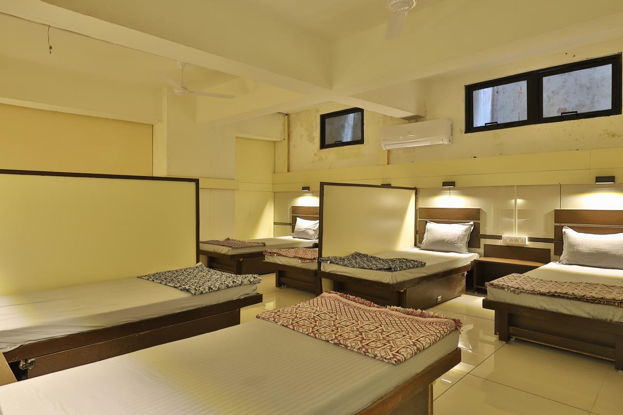 Night Halt Dormitory Ahmedabad Eksteriør billede