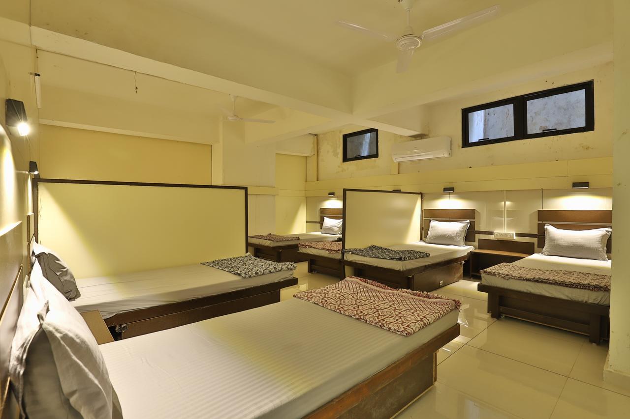Night Halt Dormitory Ahmedabad Eksteriør billede