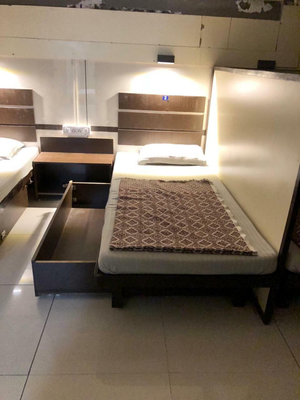 Night Halt Dormitory Ahmedabad Eksteriør billede