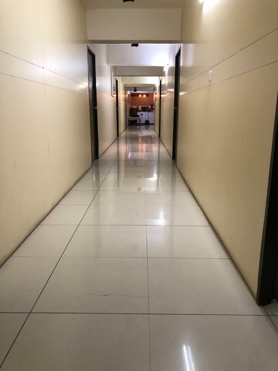 Night Halt Dormitory Ahmedabad Eksteriør billede